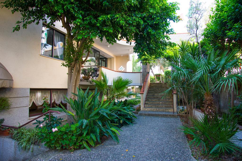 Hotel Gli Ulivi Soverato Marina Exterior photo