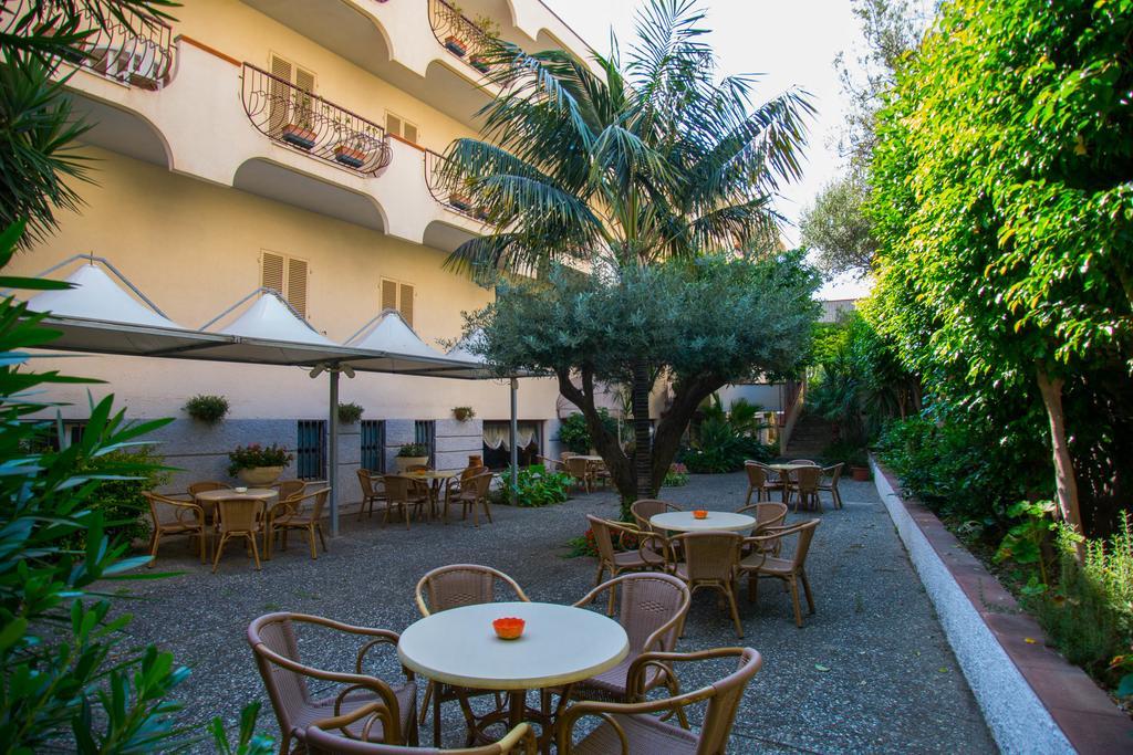 Hotel Gli Ulivi Soverato Marina Exterior photo