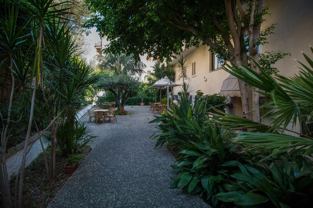 Hotel Gli Ulivi Soverato Marina Exterior photo