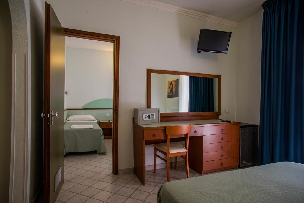 Hotel Gli Ulivi Soverato Marina Exterior photo